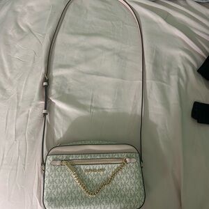 Pink Michael kors crossbody
Great condition 
Never used